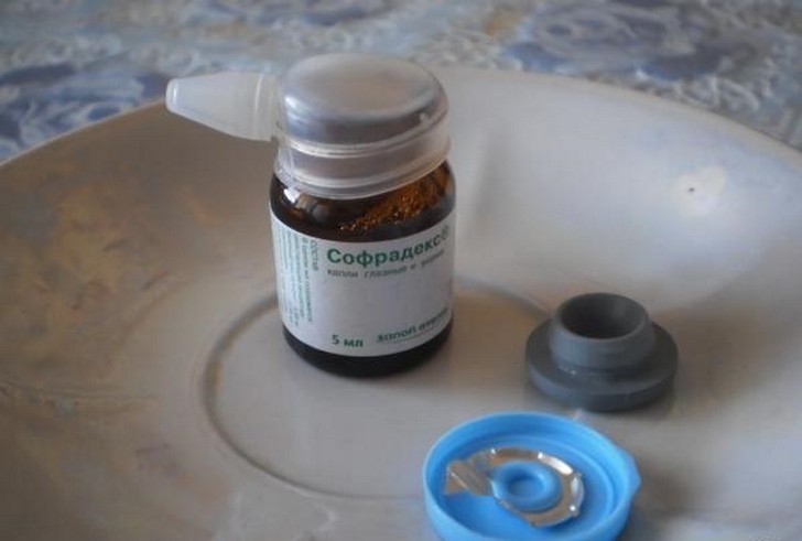 Антибіотики і краплі у вуха при отиті