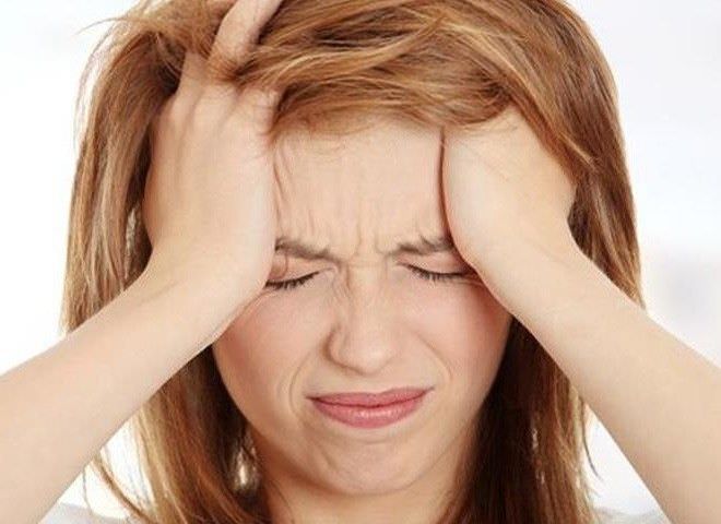 Болить голова при кашлі: причини і лікування