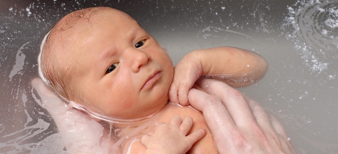 Чи можна при нежиті купати немовля