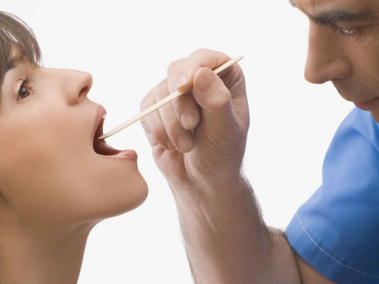 Чому виникає мокротиння у горлі без кашлю