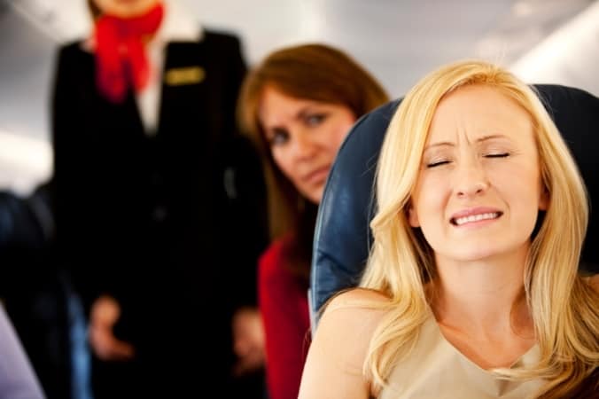 Чому закладає вуха в літаку і що робити в таких випадках