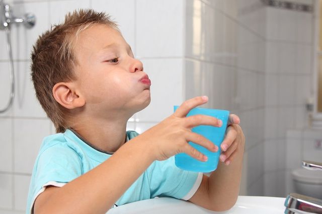 Полоскання горла перекисом водню при ангіні