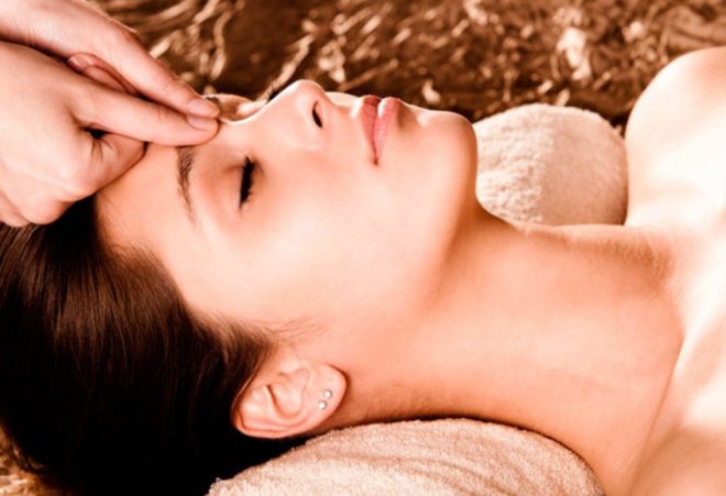 Точковий масаж від нежитю акупунктурні точки на обличчі і тілі