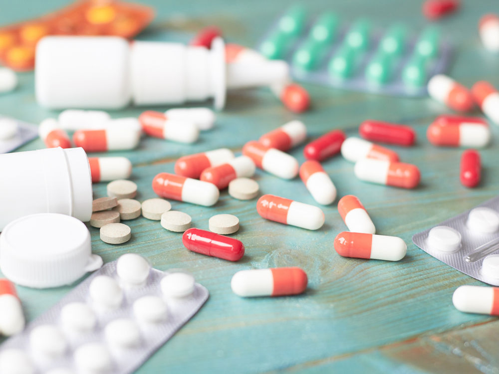 Які дешеві таблетки допомагають від болю в горлі?
